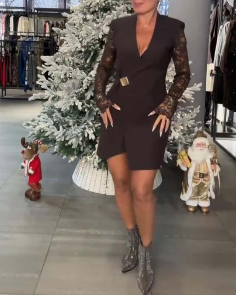 Sukienka Z Panelami Z Kantem, Głębokim Dekolletem W Formie V, Dopasowaną Sylwetką I Romantycznym Wibracją