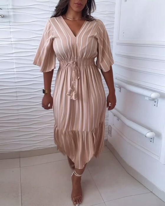 Sukienka w paski ze sznurkiem