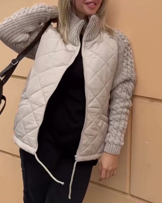 Jednokolorowy płaszcz z wysokim kołnierzem i zamkiem błyskawicznym