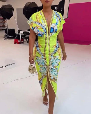 Sukienka z głębokim dekoltem w kształcie litery V i nadrukiem w talii