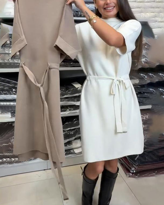 Sukienka Z Jednolitej Koloru, Tkaniny Włóczkowej, Szczegół Paska I Eleganckim Wibracją