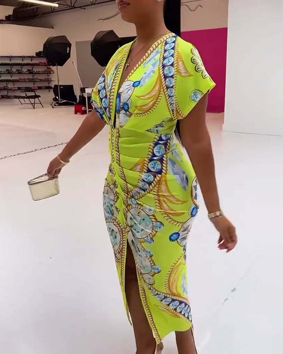 Sukienka z głębokim dekoltem w kształcie litery V i nadrukiem w talii