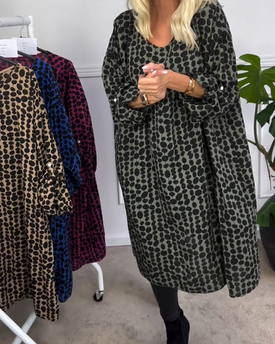 Sukienka w stylu retro w kropki z dekoltem w kształcie litery V