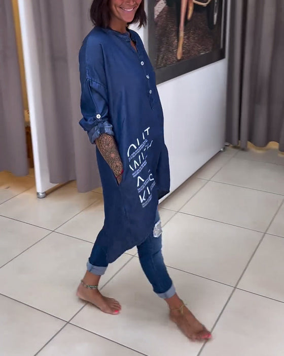 Koszula zapinana z nieregularnym nadrukiem w litery