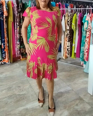 Plisowana sukienka z krótkim rękawem