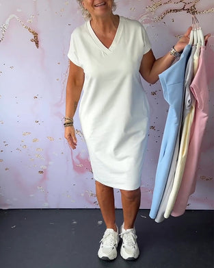 Jednokolorowa sukienka z krótkim rękawem i dekoltem w kształcie litery V