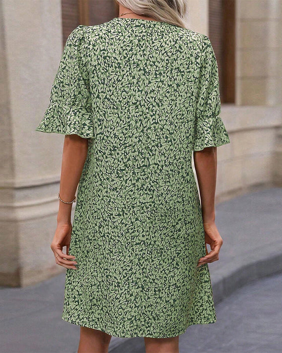 Elegancka sukienka z nadrukiem i dekoltem w kształcie litery V