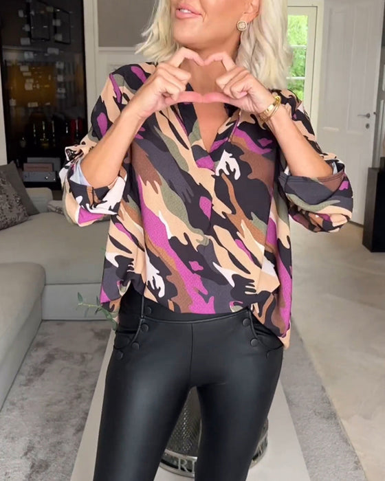 Bluzka z dekoltem w kształcie litery V i wzorem tie-dye