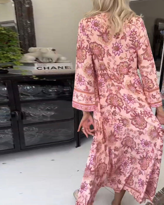 Elegancka sukienka z nadrukiem i dekoltem w kształcie litery V, zapinana na guziki