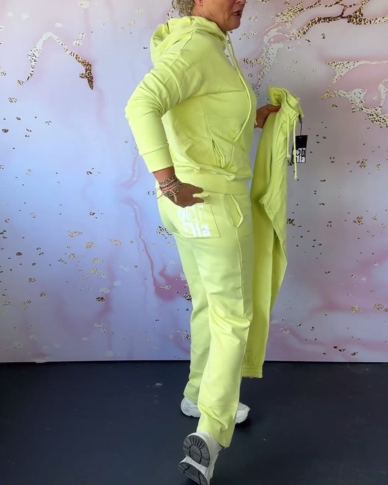 Jednokolorowy komplet składający się z bluzy i spodni z kapturem