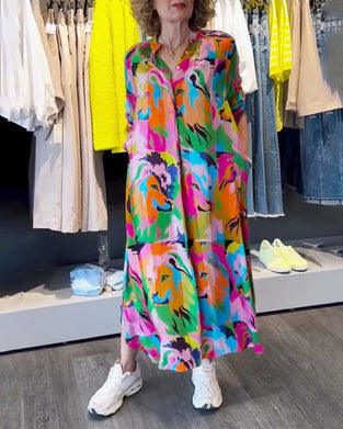 Sukienka z kolorowym nadrukiem i kieszeniami