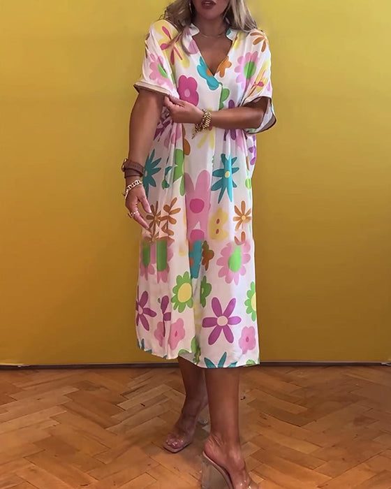 Luźna sukienka z dekoltem w kształcie litery V i kwiatowym nadrukiem