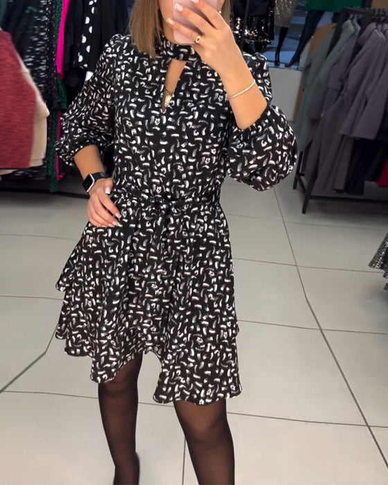 Elegancka sukienka z nadrukiem i wycięciem