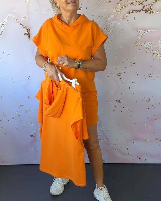 Luźny komplet z krótkim rękawem i kapturem w jednolitym kolorze