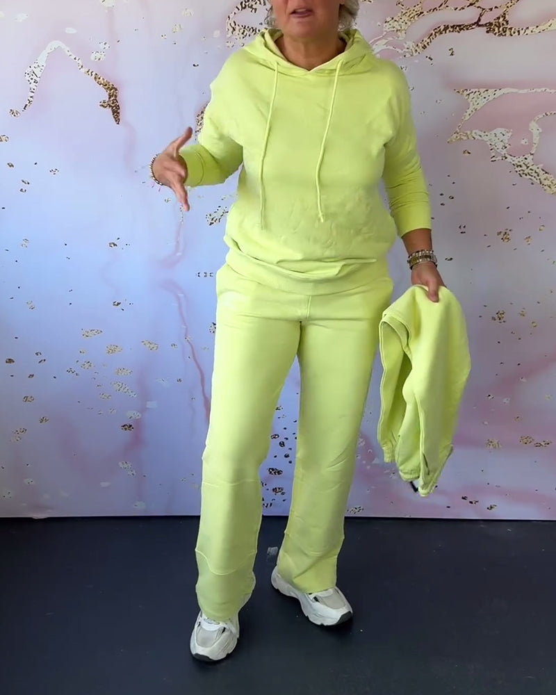 Jednokolorowy komplet składający się z bluzy i spodni z kapturem