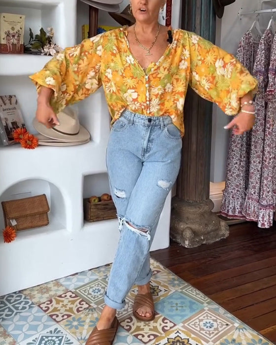 Bluzka z kwiatowym nadrukiem i dekoltem w kształcie litery V