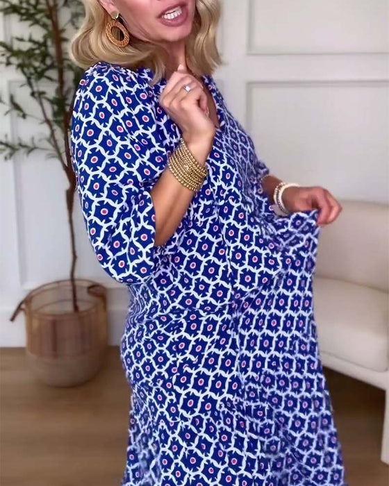 Sukienka o swobodnym kroju z dekoltem w kształcie litery V i rękawami trzy czwarte