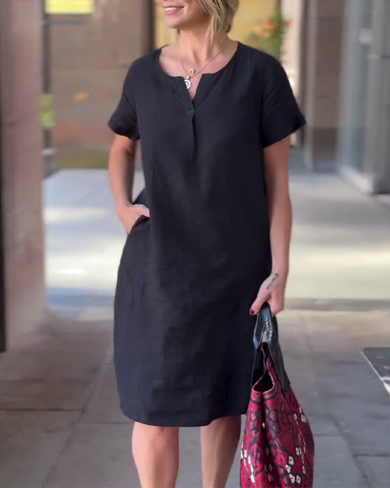 Jednokolorowa sukienka z krótkim rękawem i dekoltem w kształcie litery V