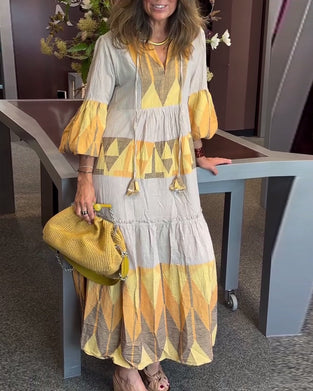 Luźna sukienka z nadrukiem rękawami dzwonkowymi i dekoltem w kształcie litery V