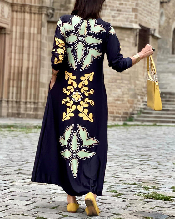 Modna sukienka z nadrukiem z klapami