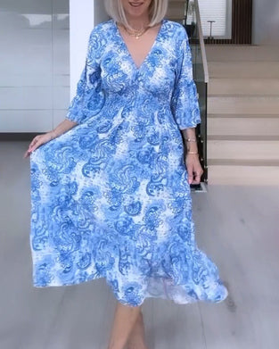 Zwiewna sukienka z nadrukiem i dekoltem w kształcie litery V