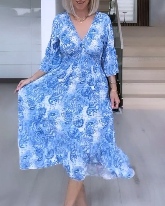 Zwiewna sukienka z nadrukiem i dekoltem w kształcie litery V