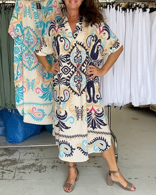 Luźna sukienka w stylu boho z dekoltem w kształcie litery V