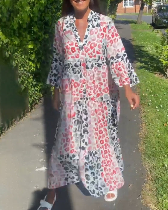 Sukienka z falbaną i nadrukiem z dekoltem w kształcie litery V