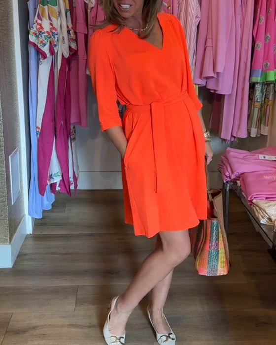 Jednokolorowa sukienka midi z rękawem i paskiem