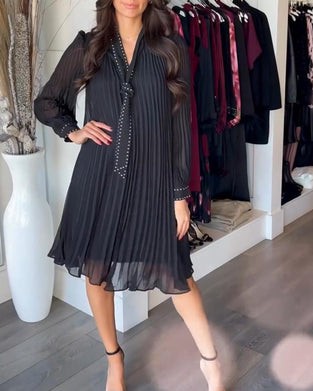 Jednokolorowa Sukienka Z Dekoltem W Serek I Wstążką