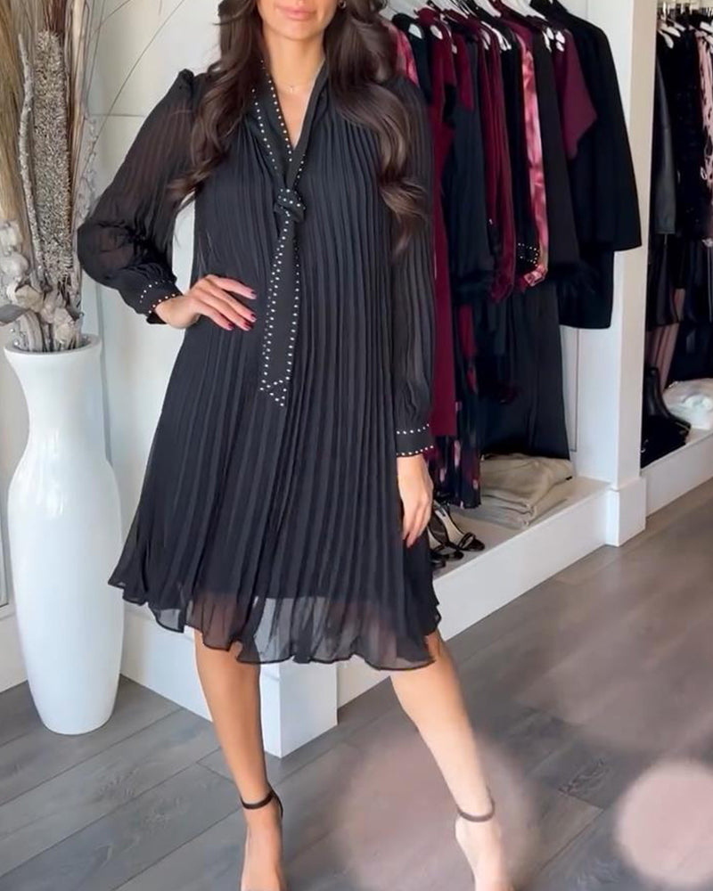 Jednokolorowa Sukienka Z Dekoltem W Serek I Wstążką