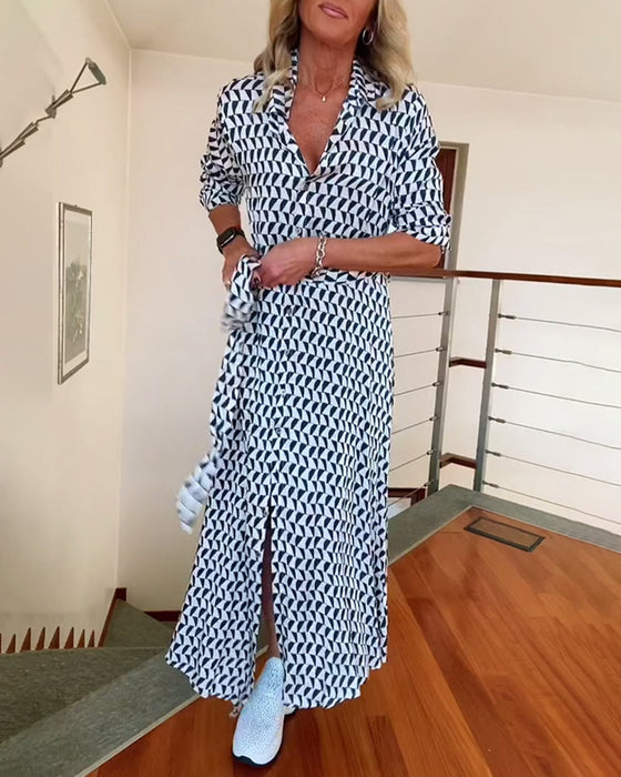 Sukienka z geometrycznym nadrukiem i rozcięciem