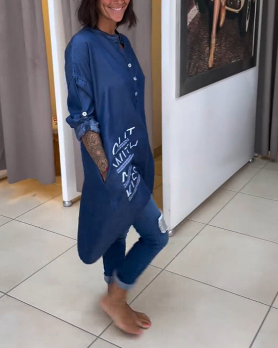 Koszula zapinana z nieregularnym nadrukiem w litery