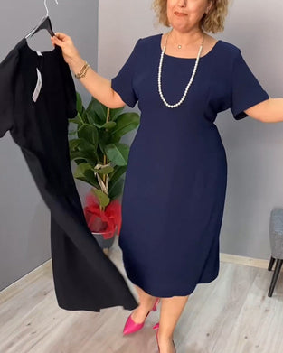 Elegancka sukienka z krótkim rękawkiem w jednolitym kolorze