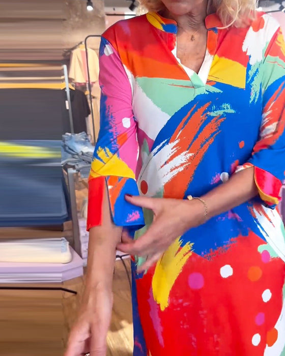 Elegancka sukienka z kolorowym nadrukiem i dekoltem w kształcie litery V