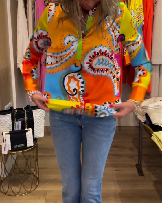 Kolorowa bluzka z nadrukiem i długim rękawem z dekoltem w kształcie litery V