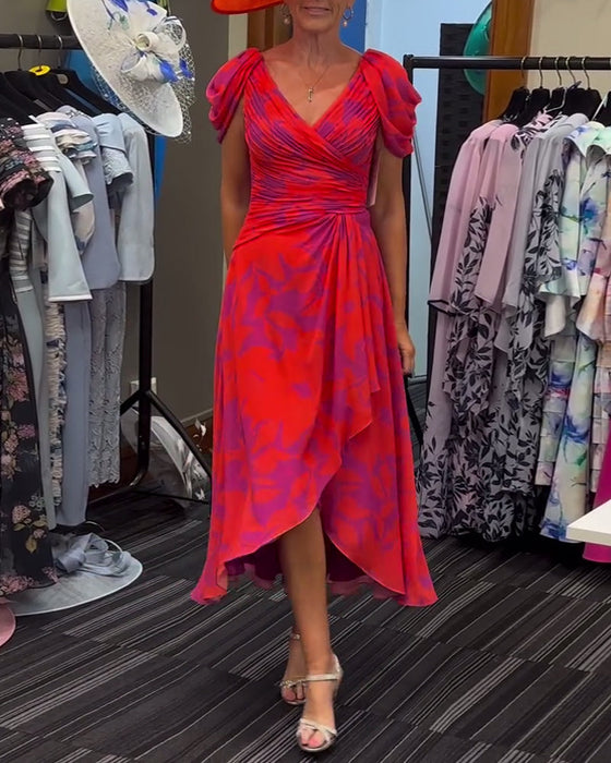 Plisowana sukienka z rozcięciem i nadrukiem