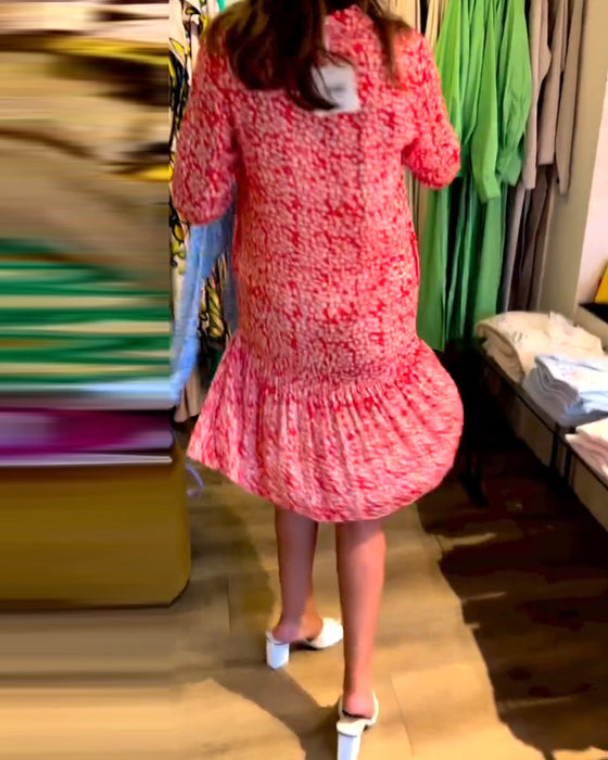 Sukienka z guzikami i dekoltem w kształcie litery V w kwiatowy wzór