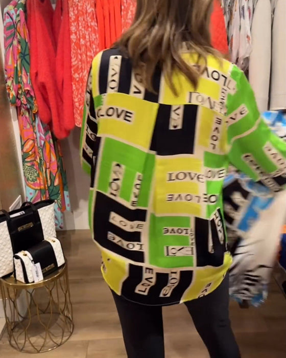 Bluzka z dekoltem w kształcie litery V i nadrukiem w litery