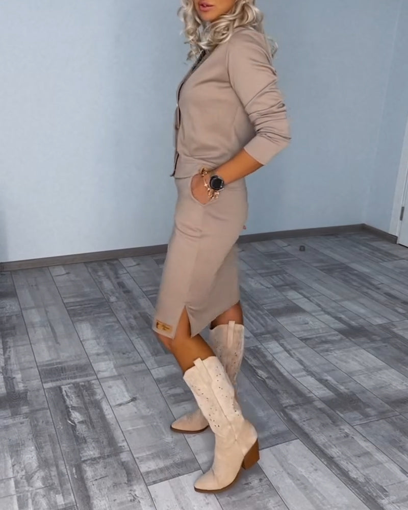 Jednokolorowa sukienka z guzikami i marynarką