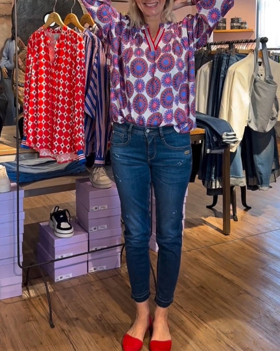 Elegancka bluzka z dekoltem w kształcie litery V z geometrycznym nadrukiem