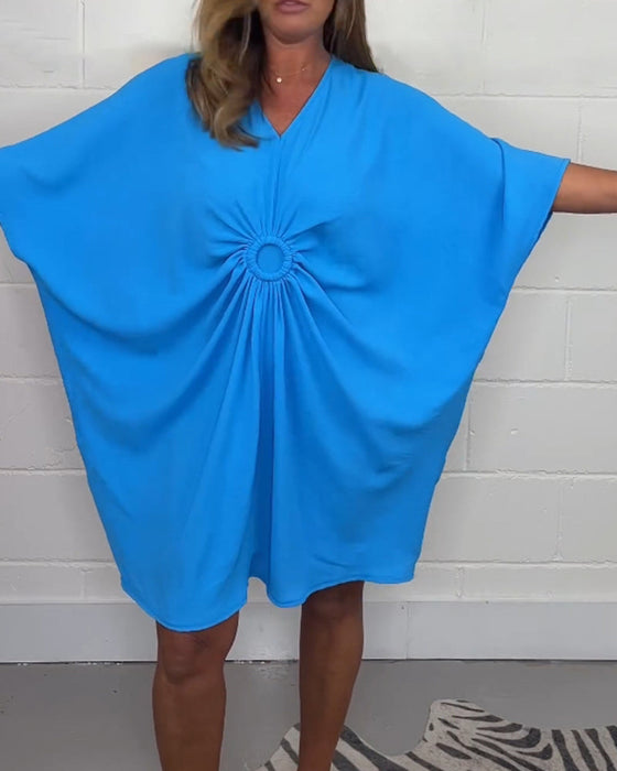 Sukienka w jednolitym kolorze z rękawami i dekoltem w kształcie litery V