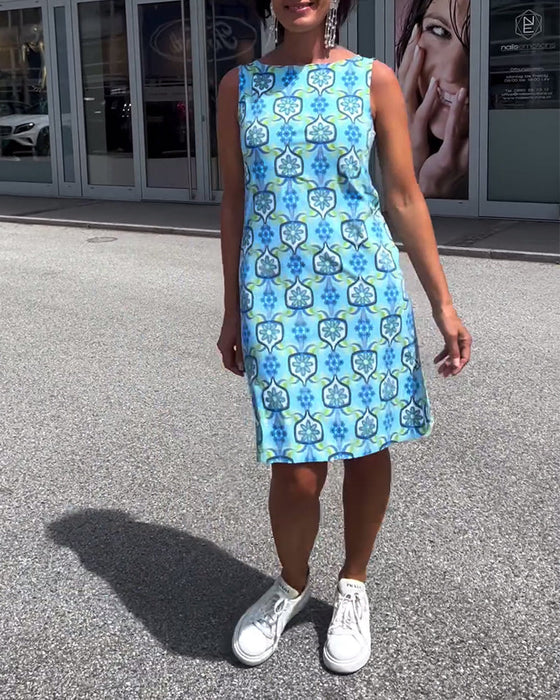 Sukienka o dopasowanym kroju bez rękawów z nadrukiem