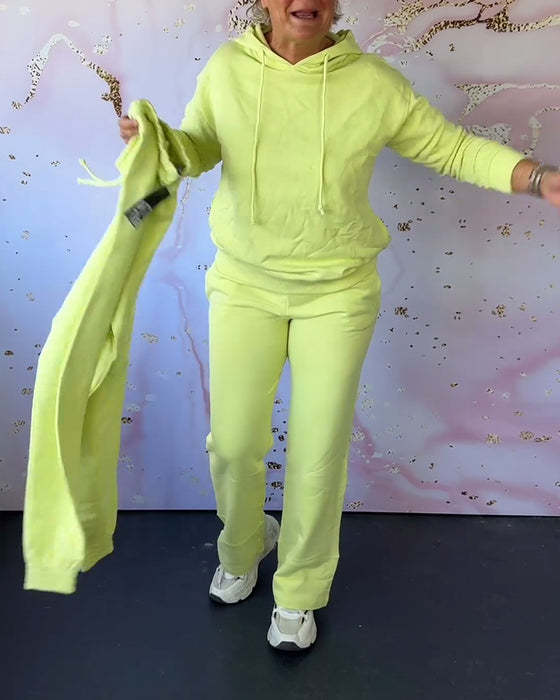 Jednokolorowy komplet składający się z bluzy i spodni z kapturem