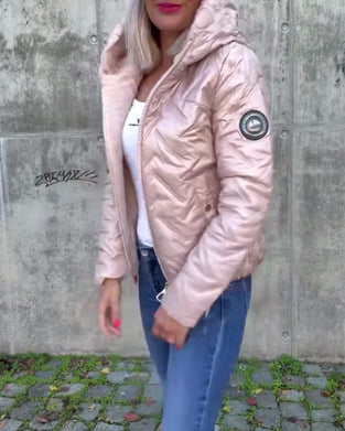 Swobodna jednokolorowa pikowana kurtka z kapturem i zamkiem błyskawicznym