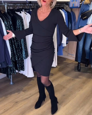 Sukienka z dekoltem w kształcie litery V i rozszerzanym rękawem