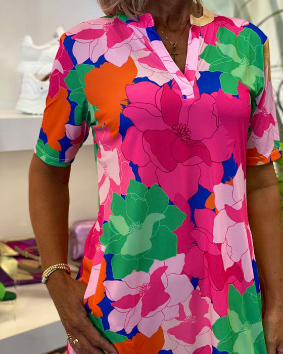 Sukienka z dekoltem w kształcie litery V z kwiatowym wzorem