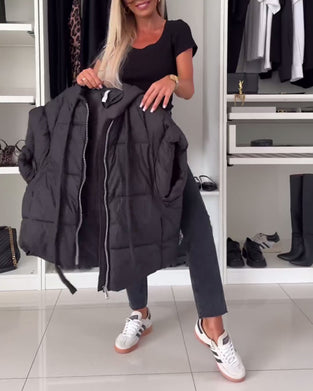 Kurtki ocieplane z kapturem i krótkim rękawem w jednolitym kolorze, zapinane na suwak