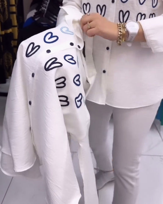 Prosta koszula zapinana na guziki z nadrukiem serca