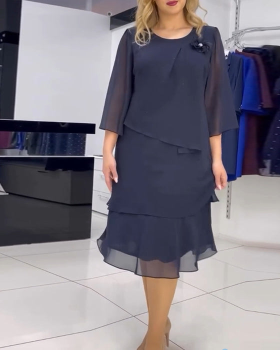 Elegancka sukienka w jednolitym kolorze z nieregularnym patchworkiem